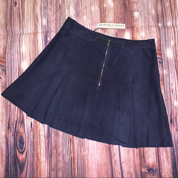 NWT ALICE + OLIVIA Lee Suede Box Pleated MiniSkirt - Picture 3 of 9